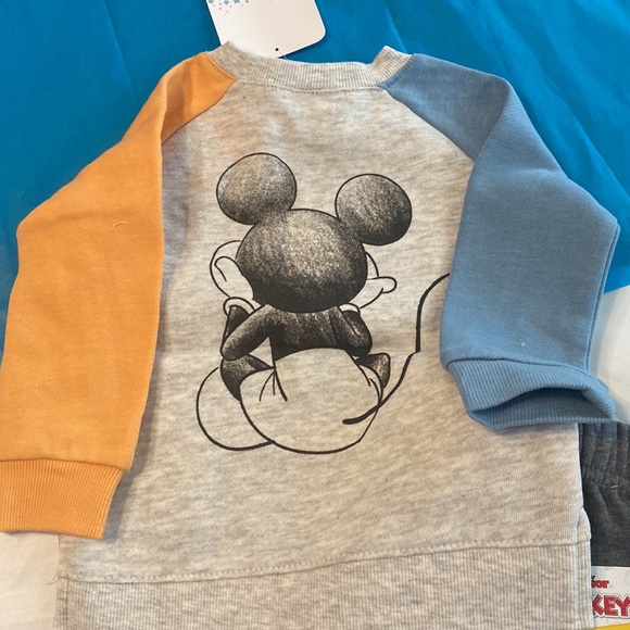 NEW! 3pc Disney Boys Bundle Set. Mickey Mouse Sweat Shirt, Pants & Sunglasses - Picture 4 of 6